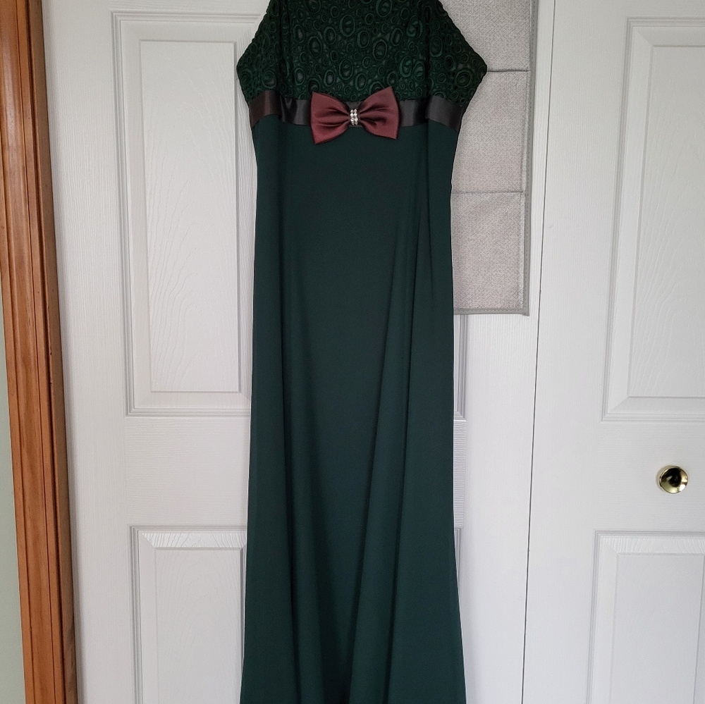 Elegant Green Evening Dress with Bow Detail